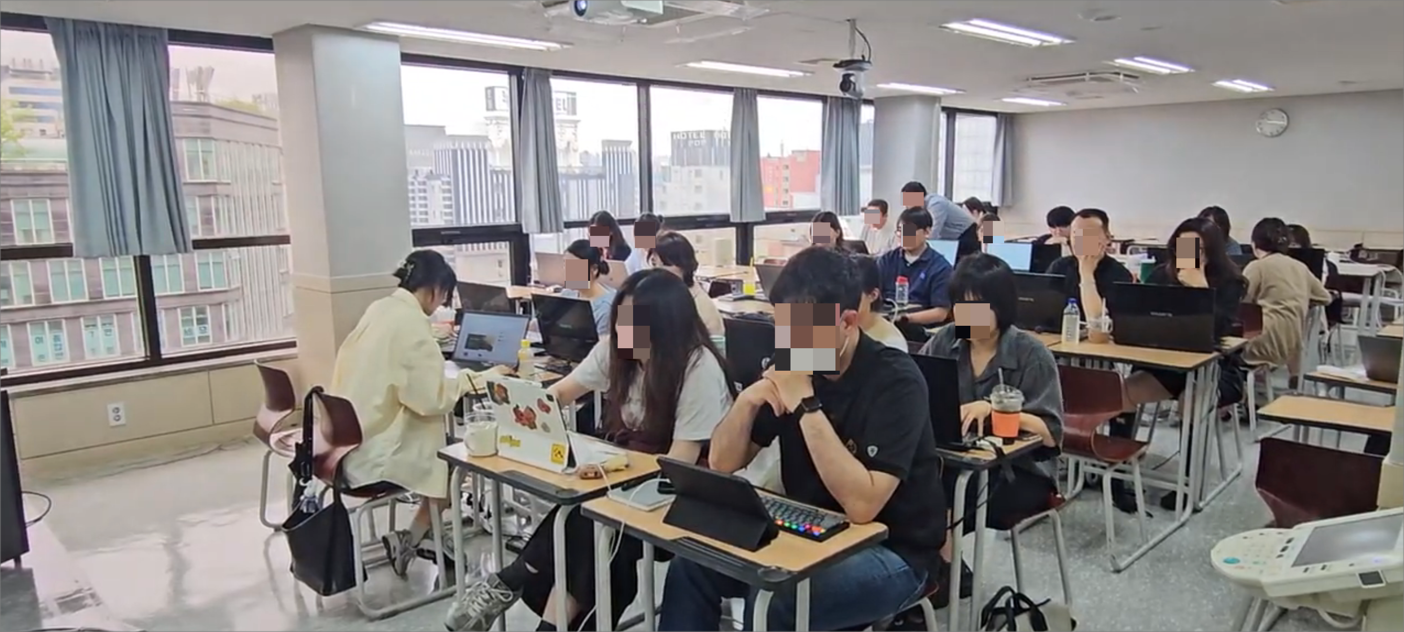 교육 참가자들이 미드저니 프롬프트를 입력하며 이미지를 생성하는 장면
