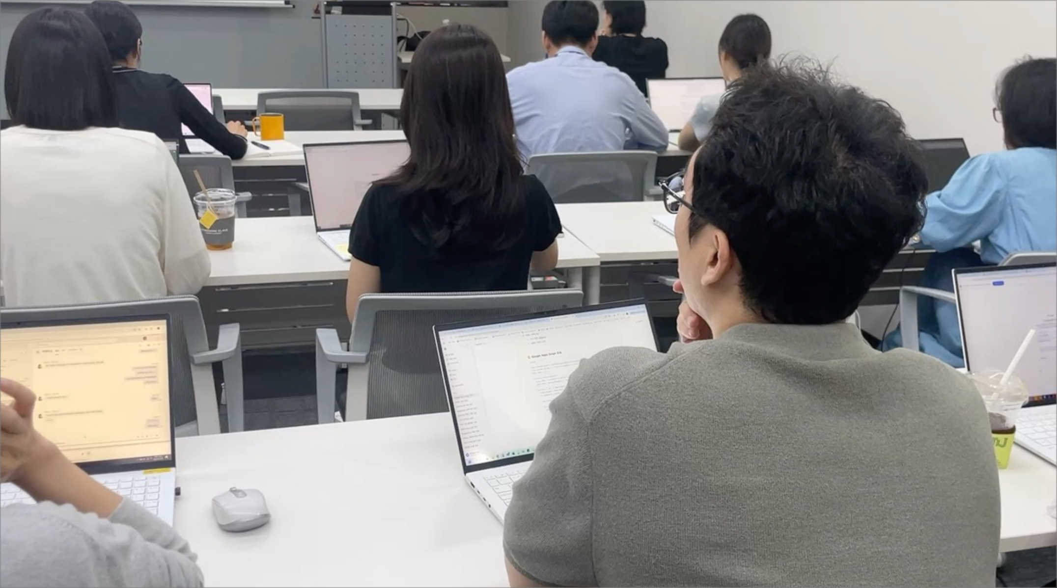 사내 교육을 통해 AI 활용법을 배우는 직원들의 모습