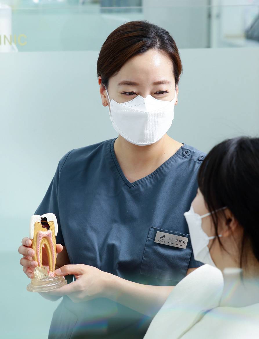 서울케이치과 의료진이 치아 모형을 활용해 환자에게 충치 치료를 상담하는 모습