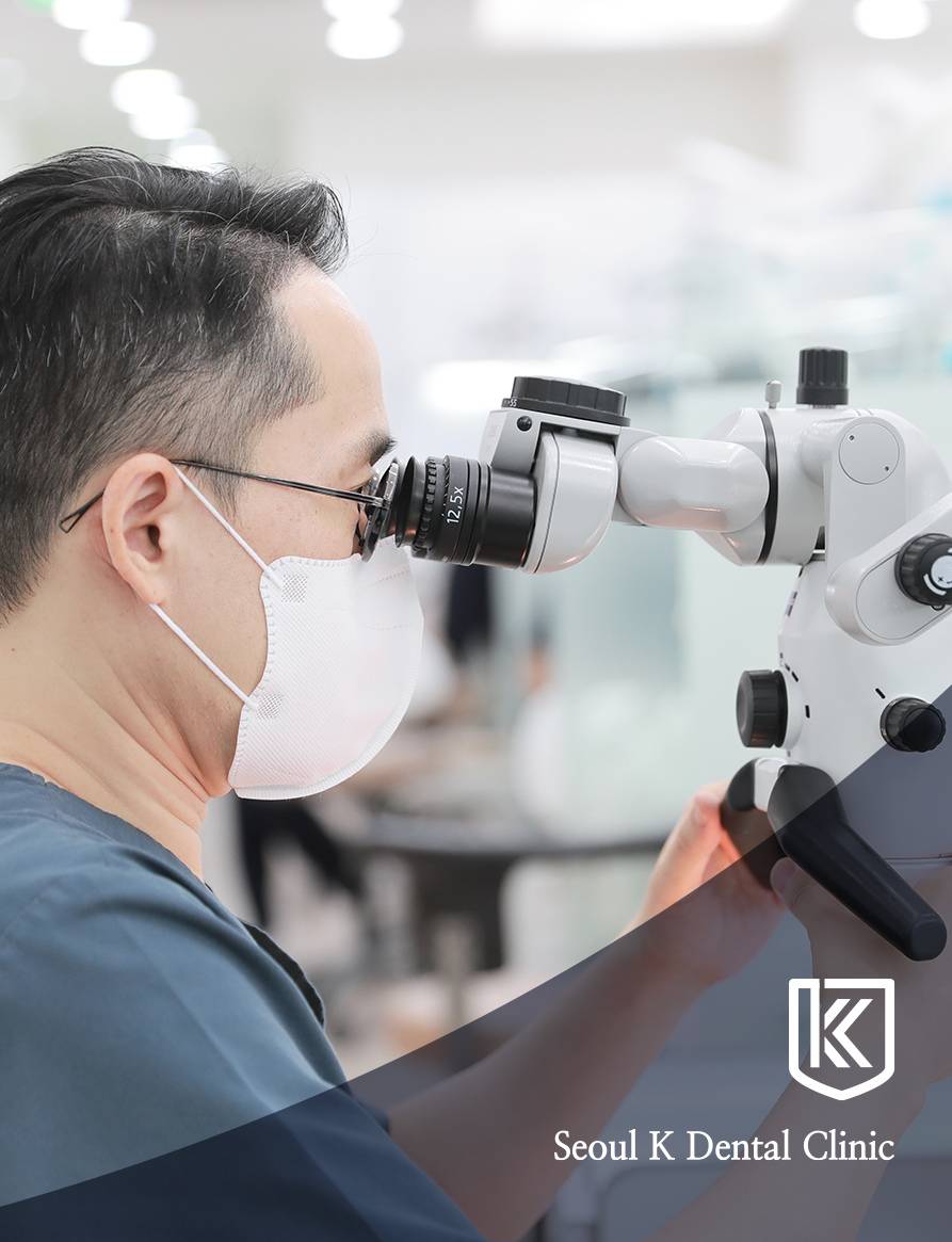 서울케이치과 의료진이 현미경 장비를 활용해 정밀 진료를 진행하는 모습