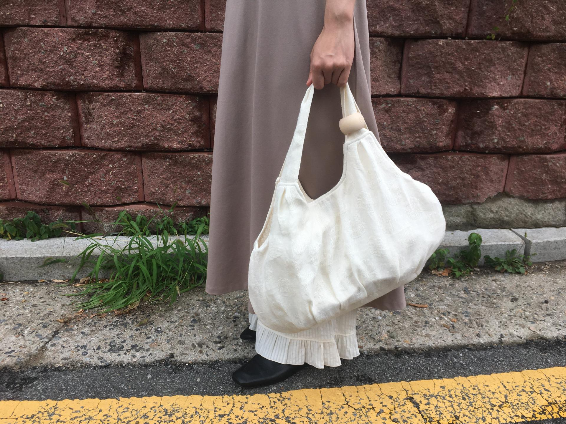 EXCLUSIVE_ivory dot linen puff bag