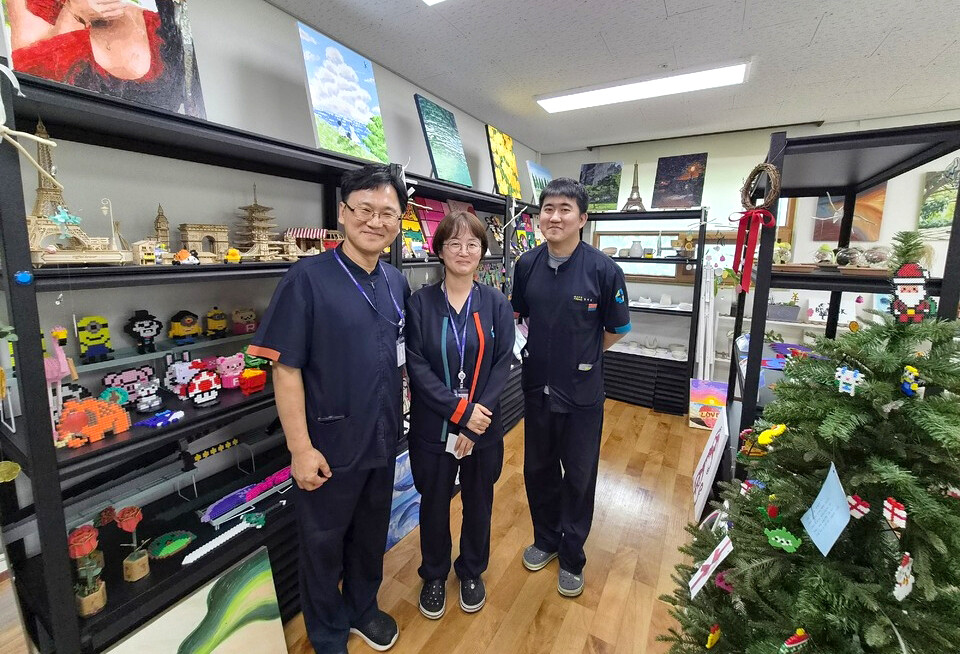 윤영환 원장(왼쪽 첫번째)과 마약 중독자 사례 관리 및 치유 프로그램을 담당하는 직원들과 있는 모습. 이 공간에는 중독자들이 재활 과정에서 만든 도예작품 등이 전시돼 있다./이경훈 기자 littli18@incheonilbo.com