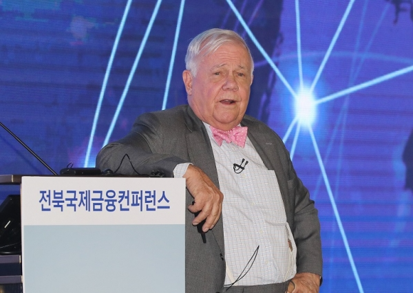 세계적인 투자자로 꼽히는 짐 로저스 비랜드인터레스트 회장은 26일 전주시 그랜드힐스턴 호텔에서 열린 ‘전북 국제금융 컨퍼런스’ 기조연설을 하고 있다. / 사진=연합뉴스.