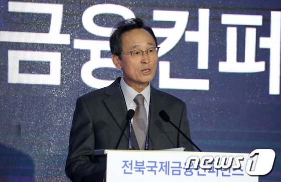개회사하는 송하진 전북도지사