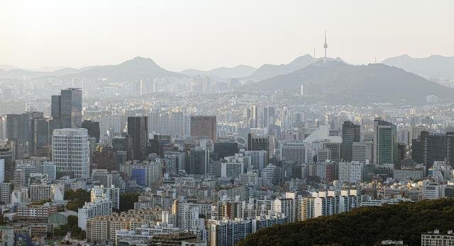 서울 서초구 구룡산에서 바라본 도심 전경. [사진=유대길 기자 dbeorlf123@ajunews.com]