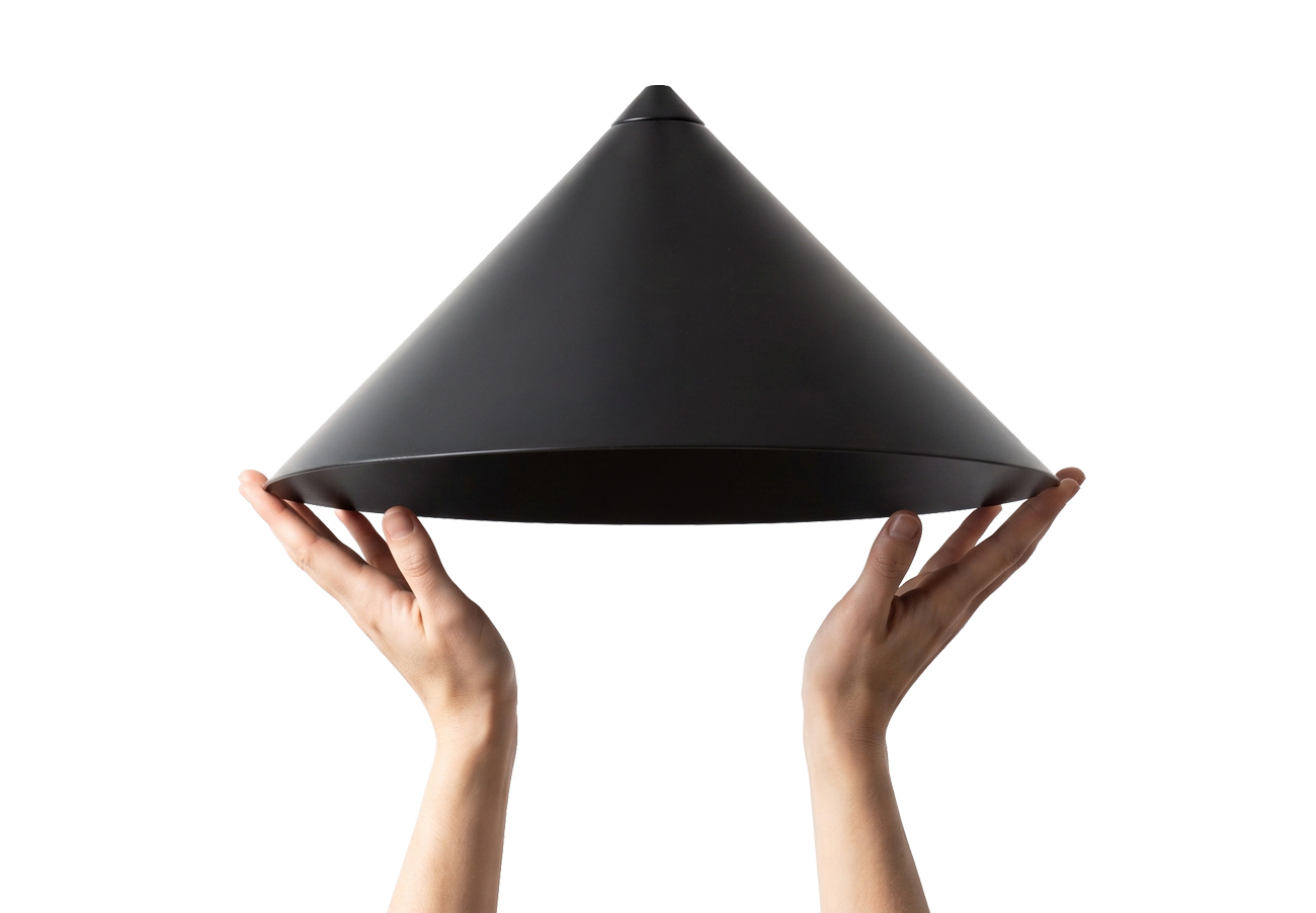 렛츠 VL350 서스펜션 펜던트 잉크블랙 — 단일 원뿔 콘형 갓 지름35cm 높이19cm 역삼각형 후렌치 위아래 콘 대칭 E26 블랙 전선 레일호환 30년워런티