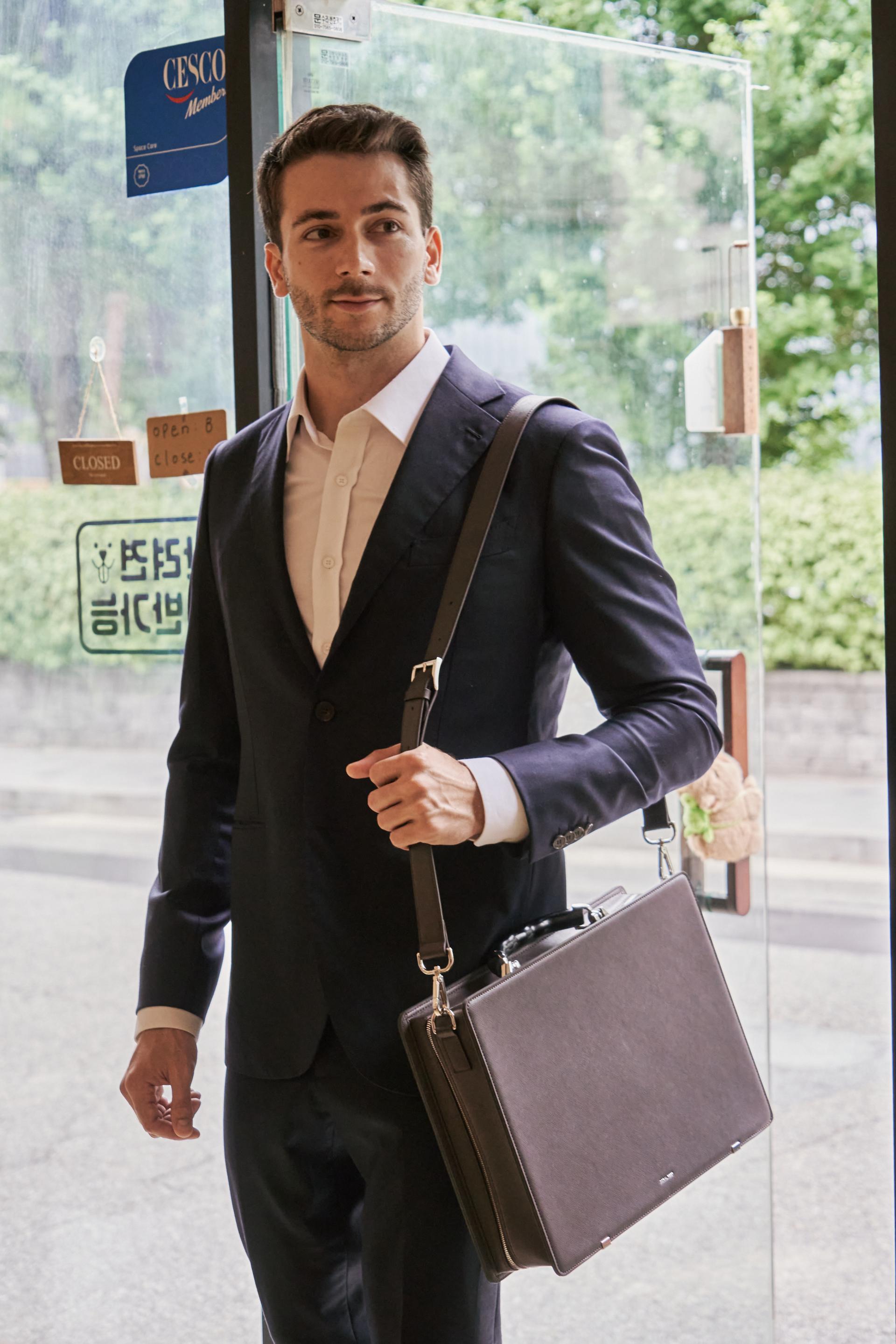Coralreef Vaquita Briefcase (Matte Brown)