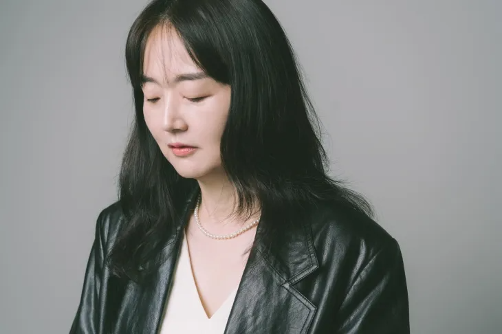 2022년 6월 무제의 ‘듣는 소설 프로젝트’ 집필을 제안받고 시각 장애인들과 정기적인 독서 모임을 가지며 장편 소설 ‘첫 여름, 완주’를 집필한 김금희 작가. 무제 제공