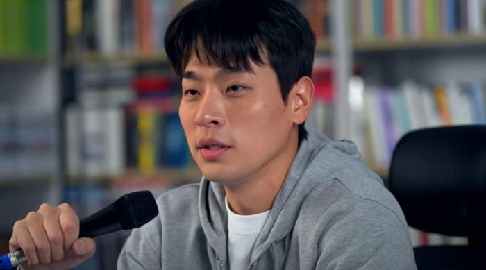 박정민은 지난 24일 서울 마포구 서교동 출판사 사무실에서 경향신문과 만나 “소리 내고 싶지만, 그렇지 못한 사람들에게 ‘스피커’가 되어주고 싶다”고 말했다. 유튜브 ‘출판사 무제 MUZE’ 채널 캡처.