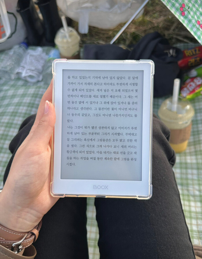 전자책으로 야외 나들이 중 독서를 즐기는 이가현씨. 이가현 제공