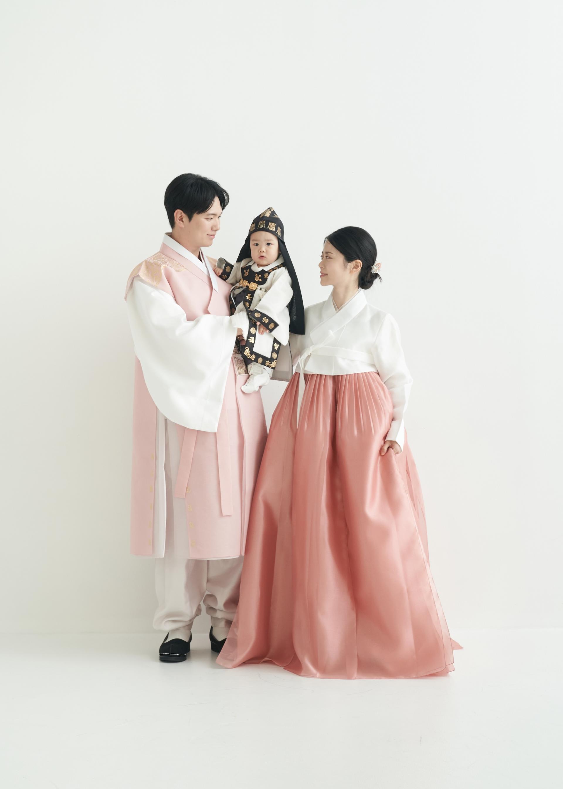 한복가족사진 - 화이트 배경