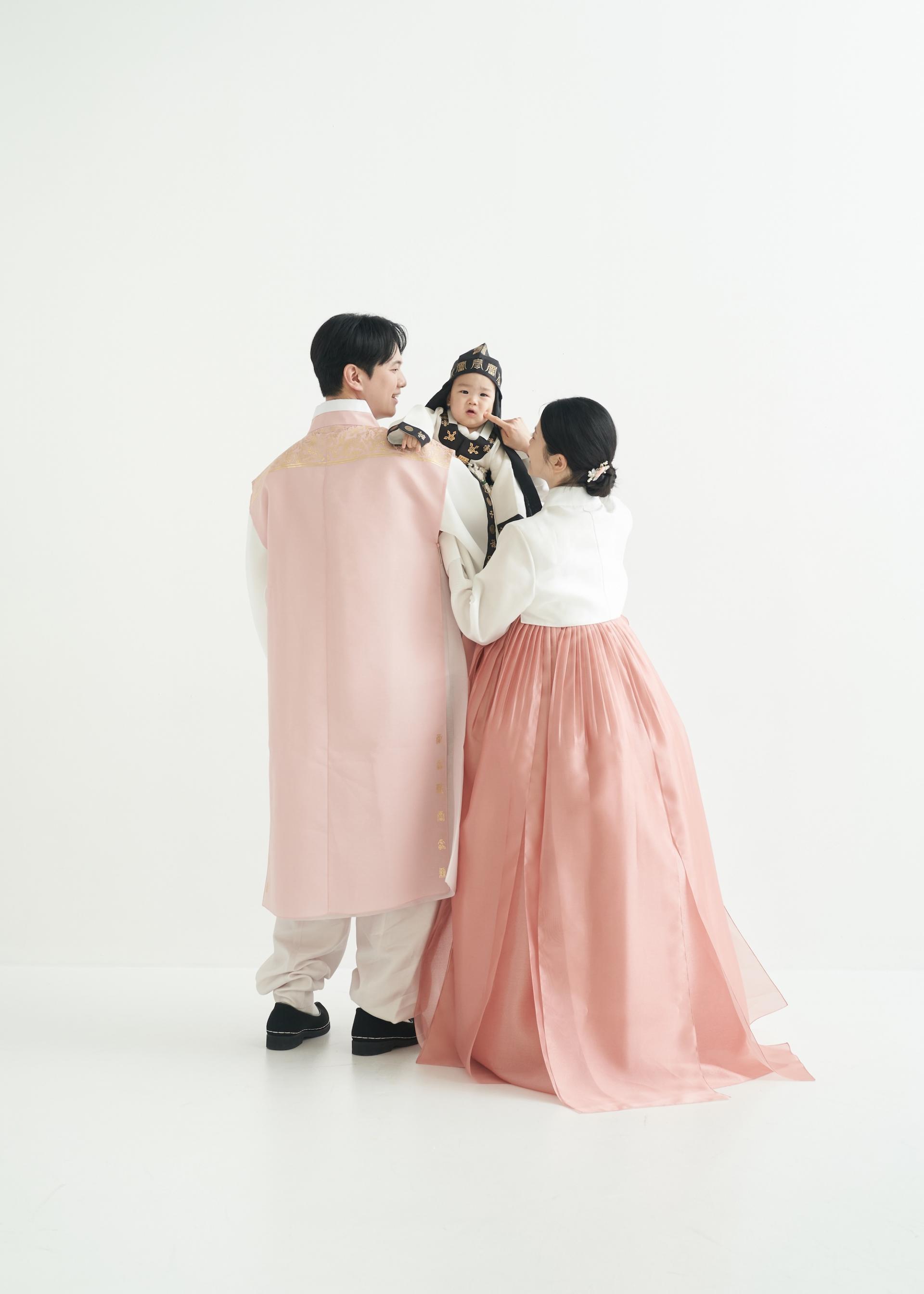한복가족사진 - 화이트 배경