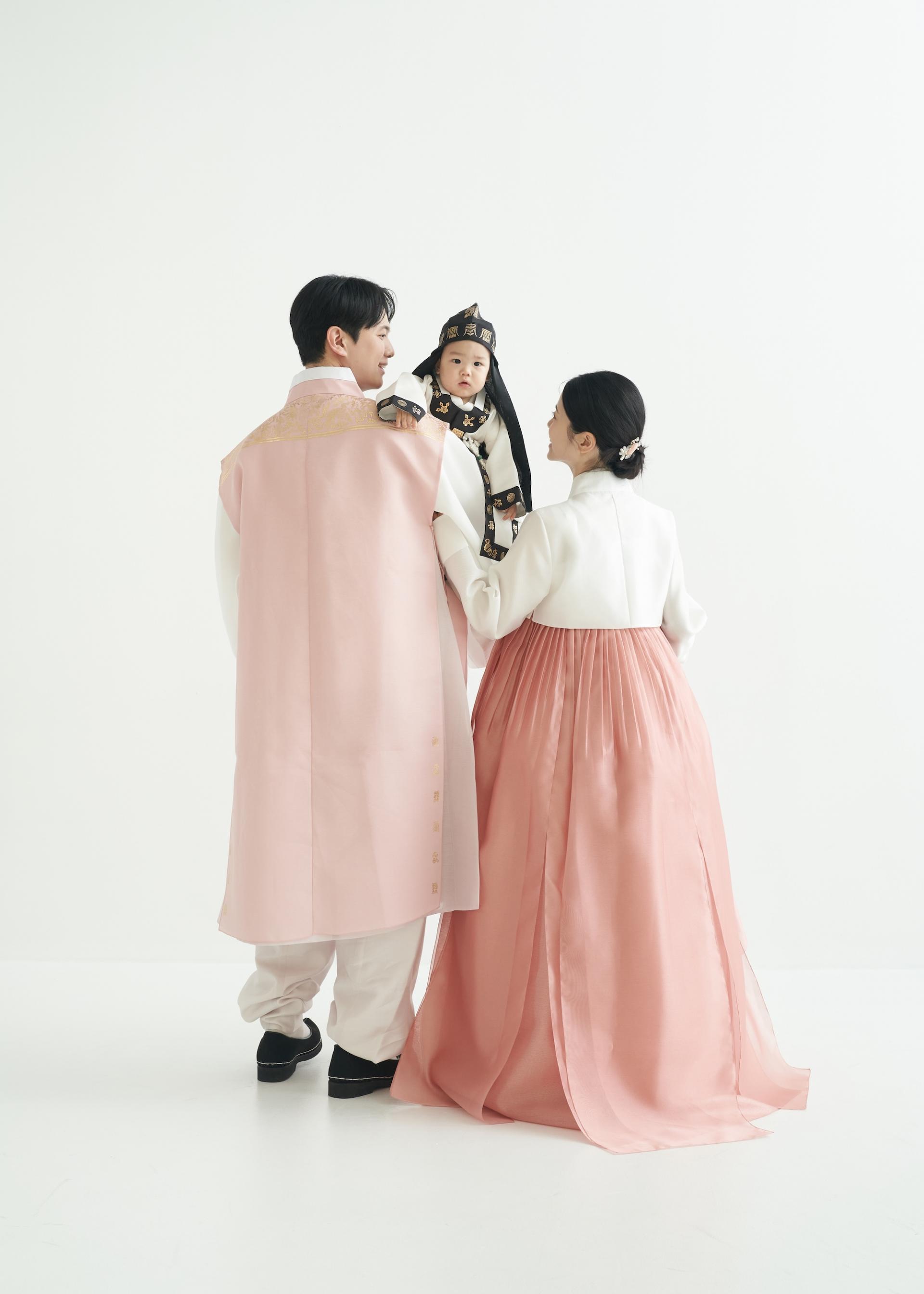한복가족사진 - 화이트 배경