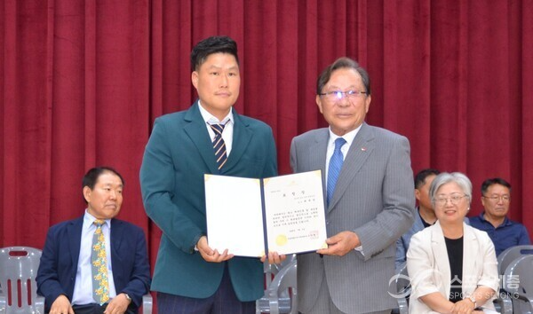 세종시태권도 발전에 기여한 유공자에게 오영철 세종시체육회장이 표창장을 수여했다.[사진=이주호 기자]