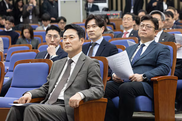 장동혁 국민의힘 대표가 12일 여의도 국회에서 열린 의원총회에서 송언석 원내대표의 발언을 듣고 있다. /뉴스1