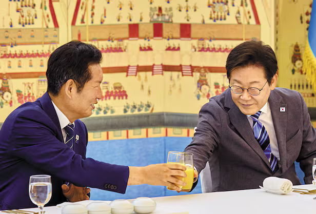 이재명(오른쪽) 대통령이 20일 한남동 관저에서 정청래 더불어민주당 대표와 주스로 건배하고 있다. /대통령실