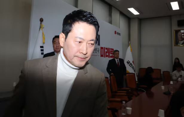 국민의힘 장동혁 대표가 5일 국회에서 당내 사퇴론과 재신임 투표 관련 입장 발표 기자간담회를 마친 뒤 회의실을 빠져나가고 있다. 장 대표는 이날 "오늘(5일)부터 내일까지 자신에 대한 사퇴 혹은 재신임 투표 요구가 있다면 전 당원 투표를 하겠다"며 "재신임을 받지 못한다면 당대표직과 국회의원직을 내려놓겠다"고 했다. /연합뉴스