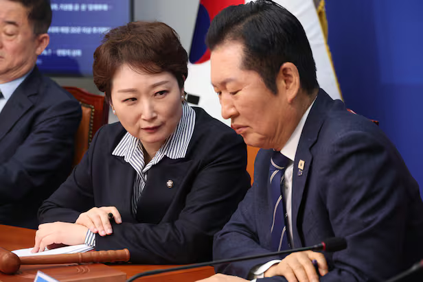 정청래 더불어민주당 대표가 4일 오전 서울 여의도 국회에서 열린 최고위원회의에서 이언주 최고위원과 대화를 하고 있다. /뉴시스