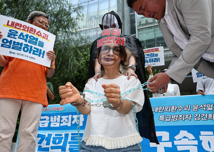 지난 7월 서울 종로구 김건희 특검 사무실 인근에서 '김건희 즉각 구속 촉구' 기자회견에서 퍼포먼스를 하고 있는 '촛불행동' 회원들. /뉴스1