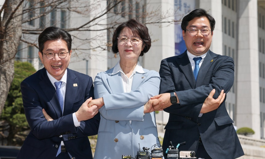 6.3 지방선거 더불어민주당 수도권 광역단체장 후보들이 12일 오전 서울 여의도 국회 소통관 앞 벤치에서 원팀 간담회를 갖고 있다. 이날 정원오 서울시장 후보, 추미애 경기지사 후보, 박찬대 인천시장 후보는 지방선거