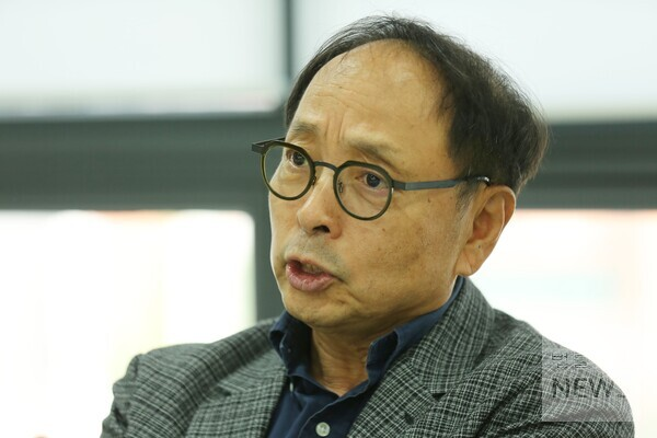 김형준 배재대 석좌교수가 대담을 진행하고 있다. /김태호 기자