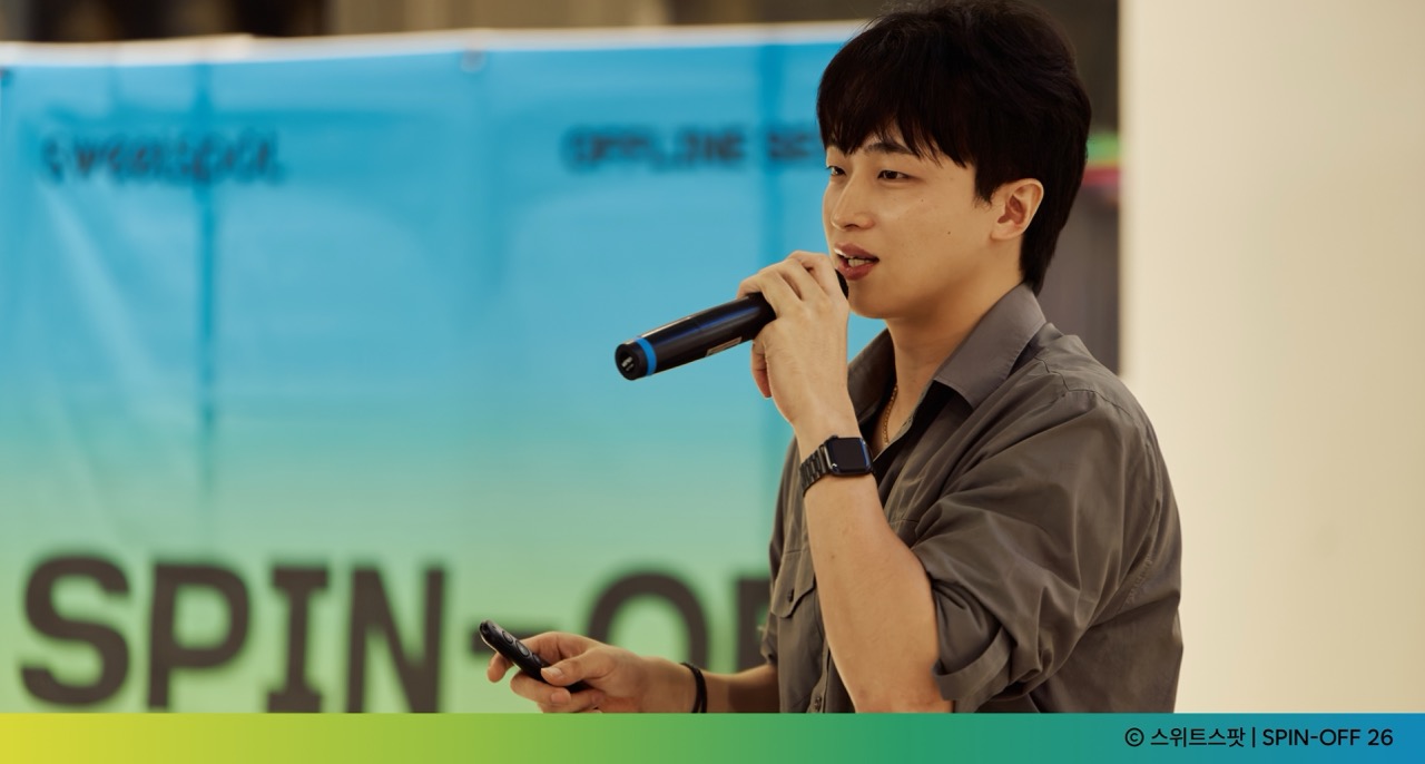 SPIN-OFF 26 배너 앞에서 마이크를 들고 발표 중인 산토리 글로벌 스피리츠 김홍배 님