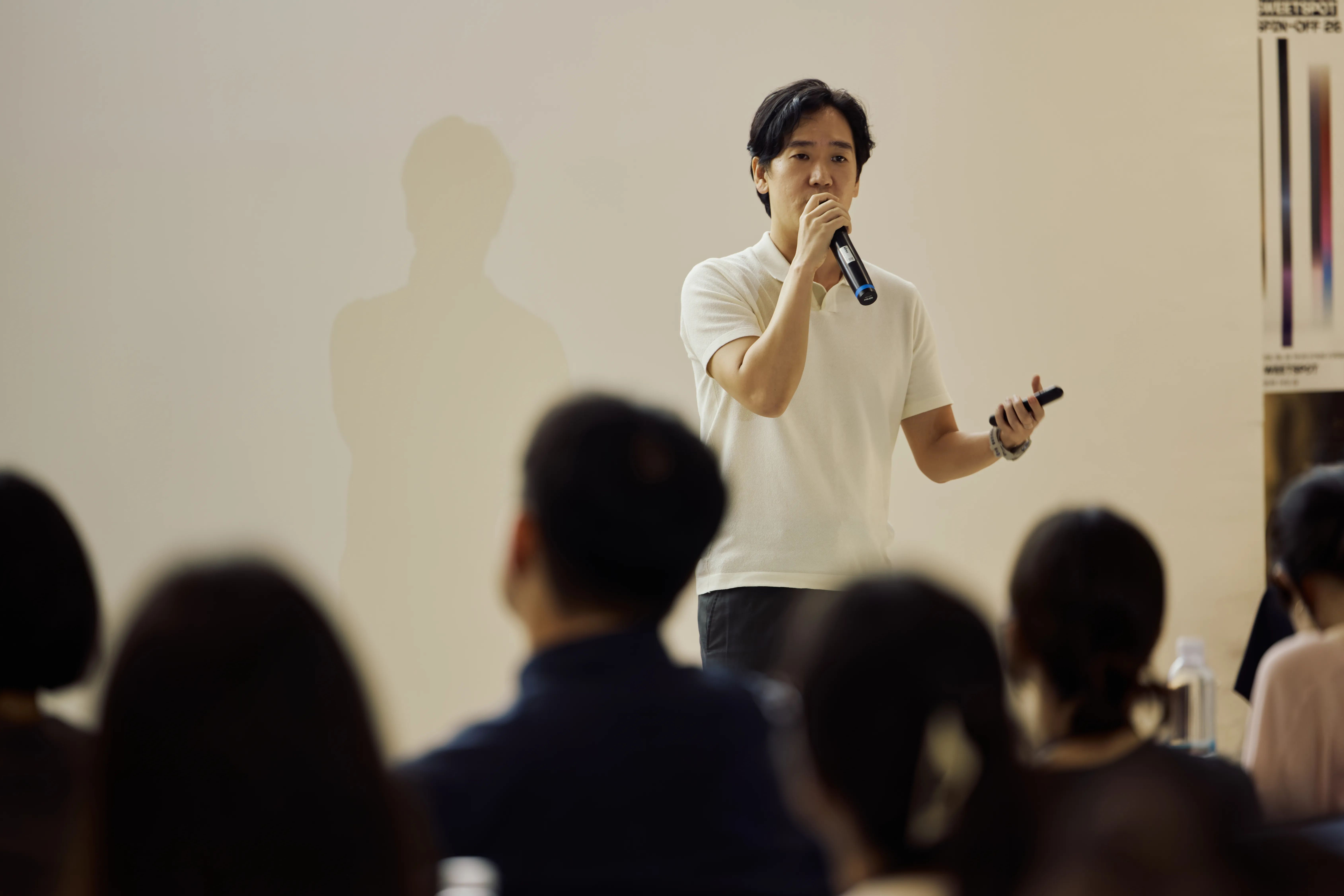 SPIN-OFF 26 무대에서 발표 중인 시디즈 워크사업기획팀 이상호 님과 이를 듣는 참석자들