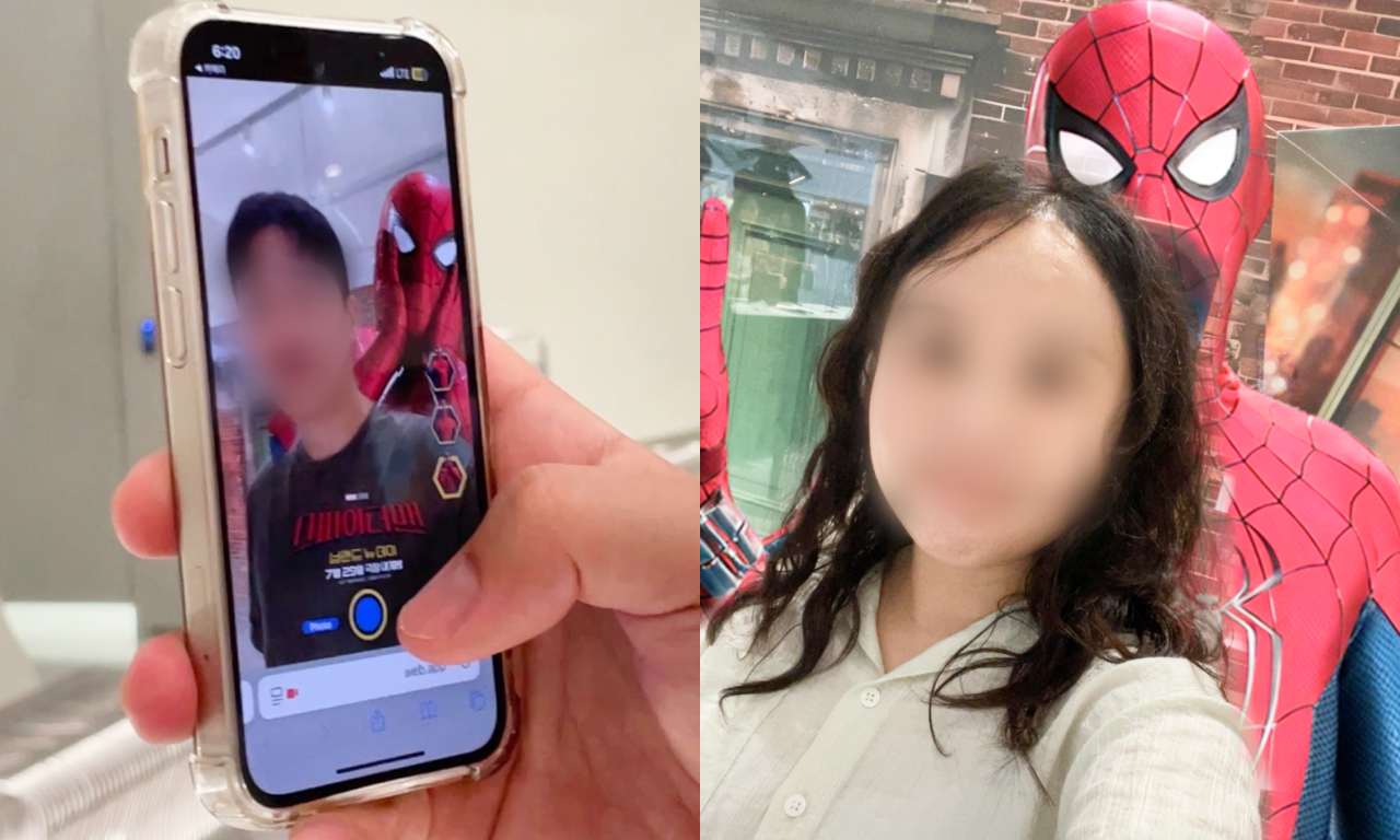 스파이더맨 팝업에서 AR 기술을 활용해 함께 사진을 촬영하는 모습
