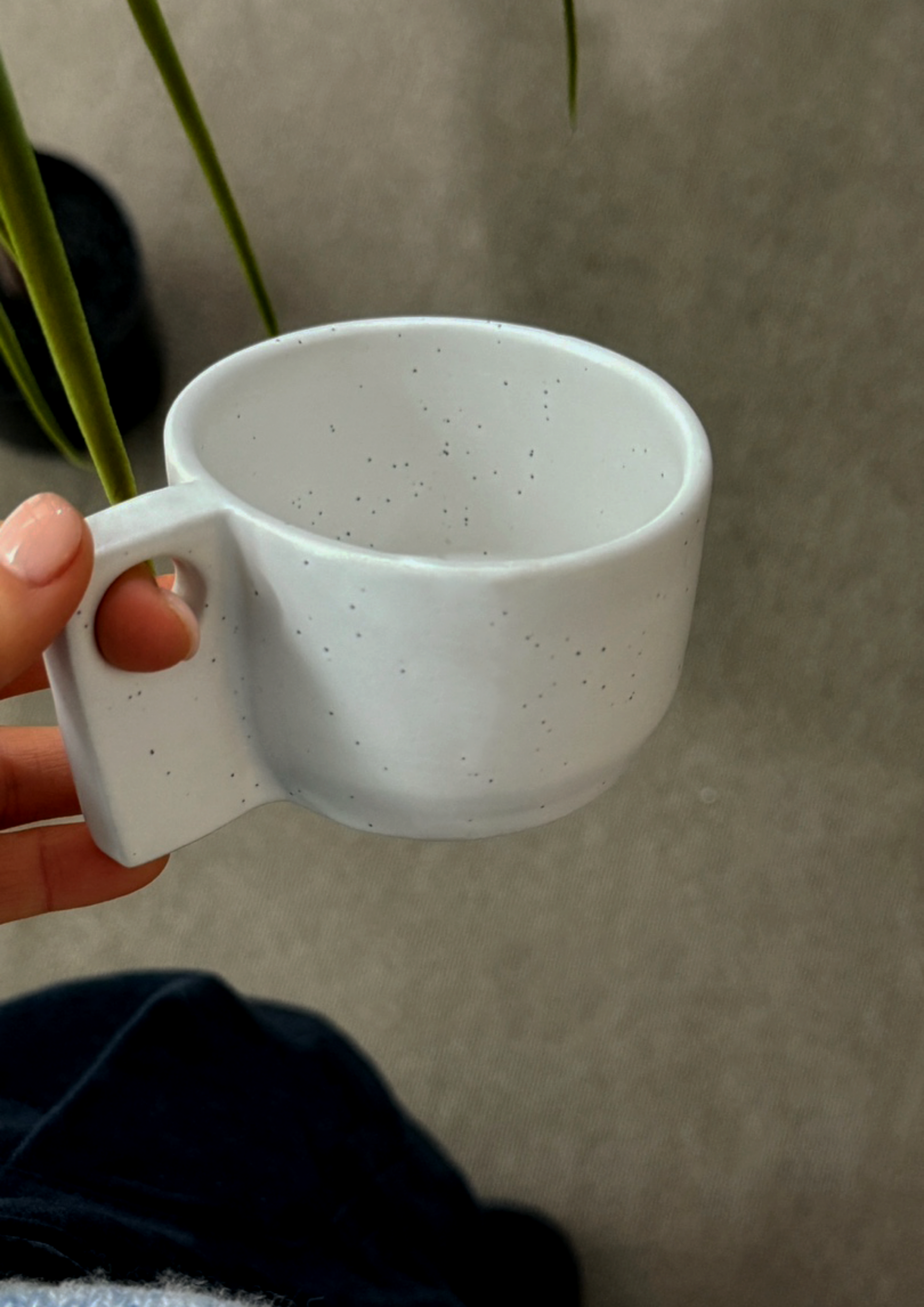 손에 들려 있는 제품 연출