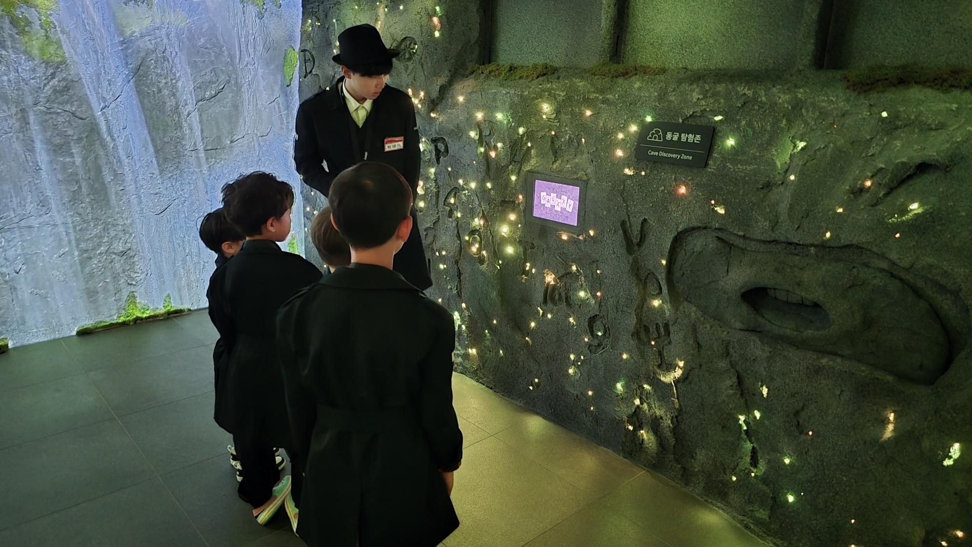 삼성 키자니아 에픽로그에서 제작한 게임 " 사라진 수호자들" 에 대해 설명하는 요원