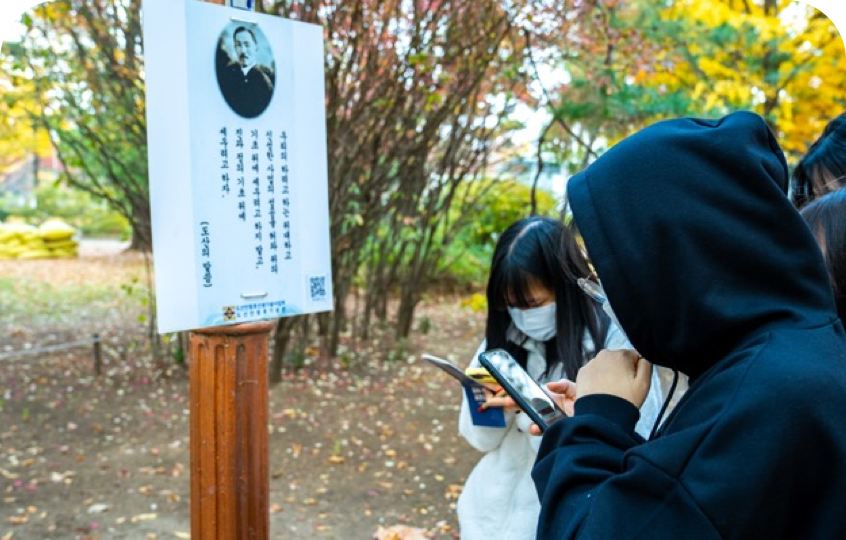 <img src="method_img2.png" alt=“도산공원에서 모들 방탈출하는 학생들 모습”>