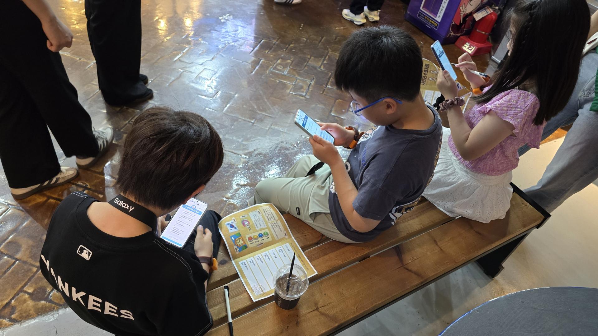 삼성 키자니아 에픽로그에서 제작한 게임 " 사라진 수호자들" 체험하는 아이들