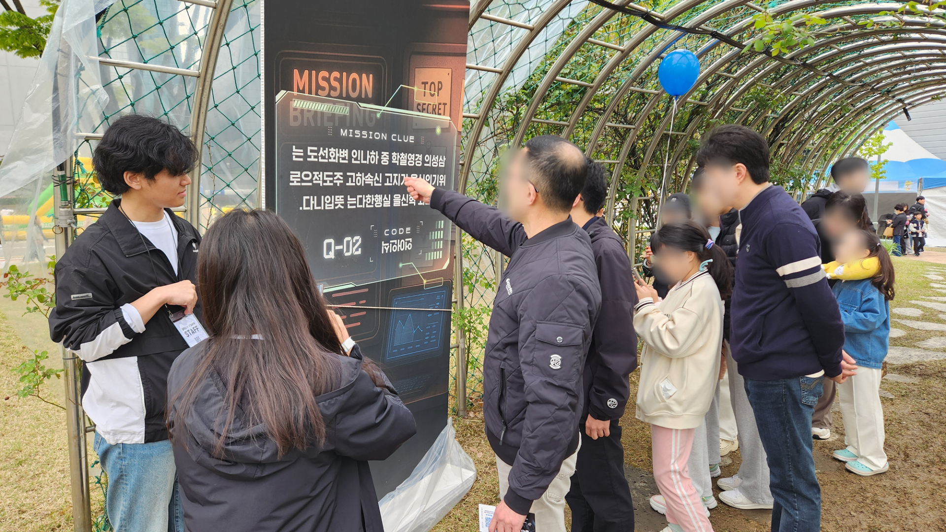 삼성전자x에픽로그 '고양이탐정 갤럭시 AI 비밀본부> 게임을 여러사람이 체험 하고 있다.