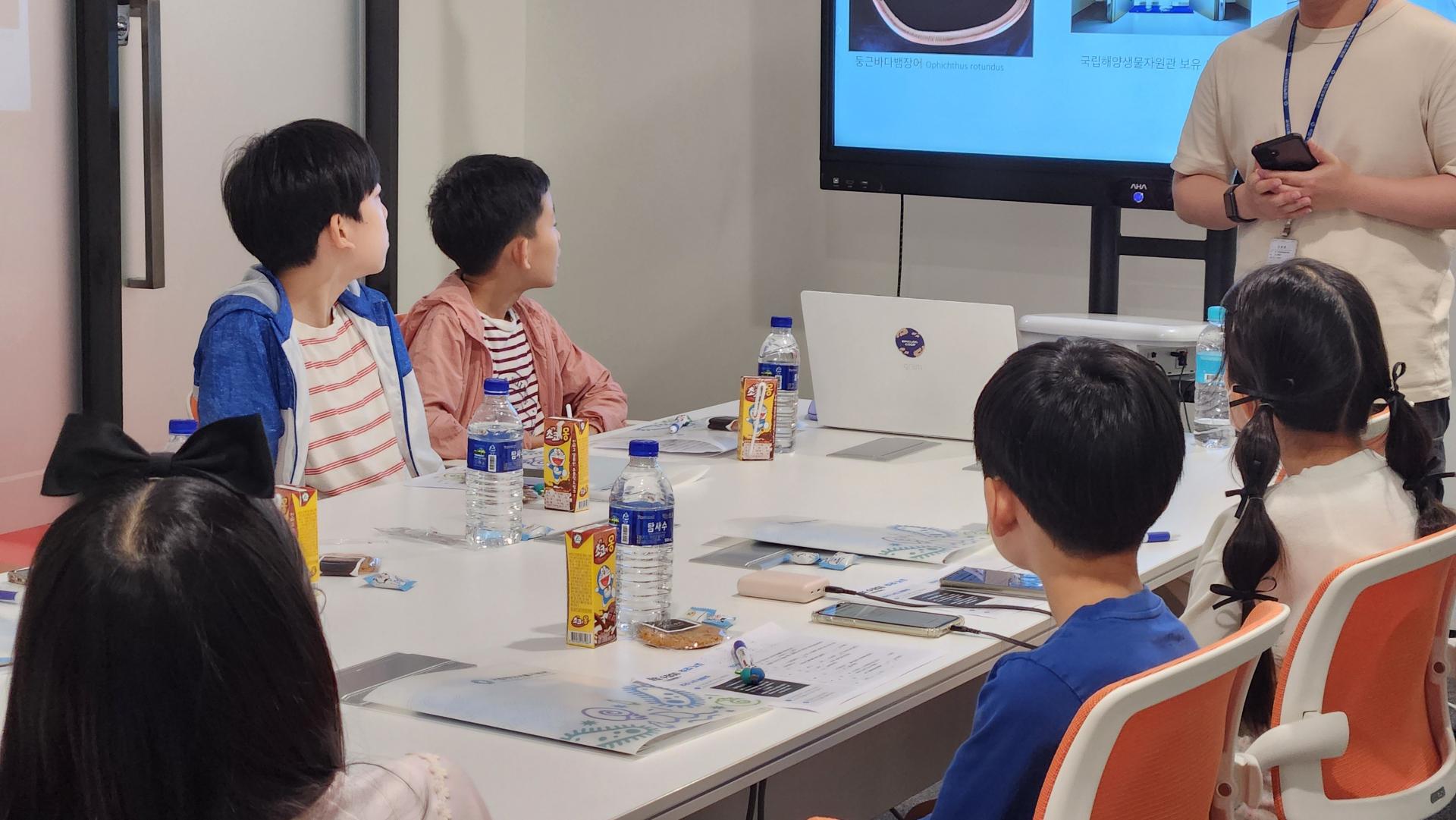 탐험 수장GO 게임 시작 전 설명을 듣는 아이들