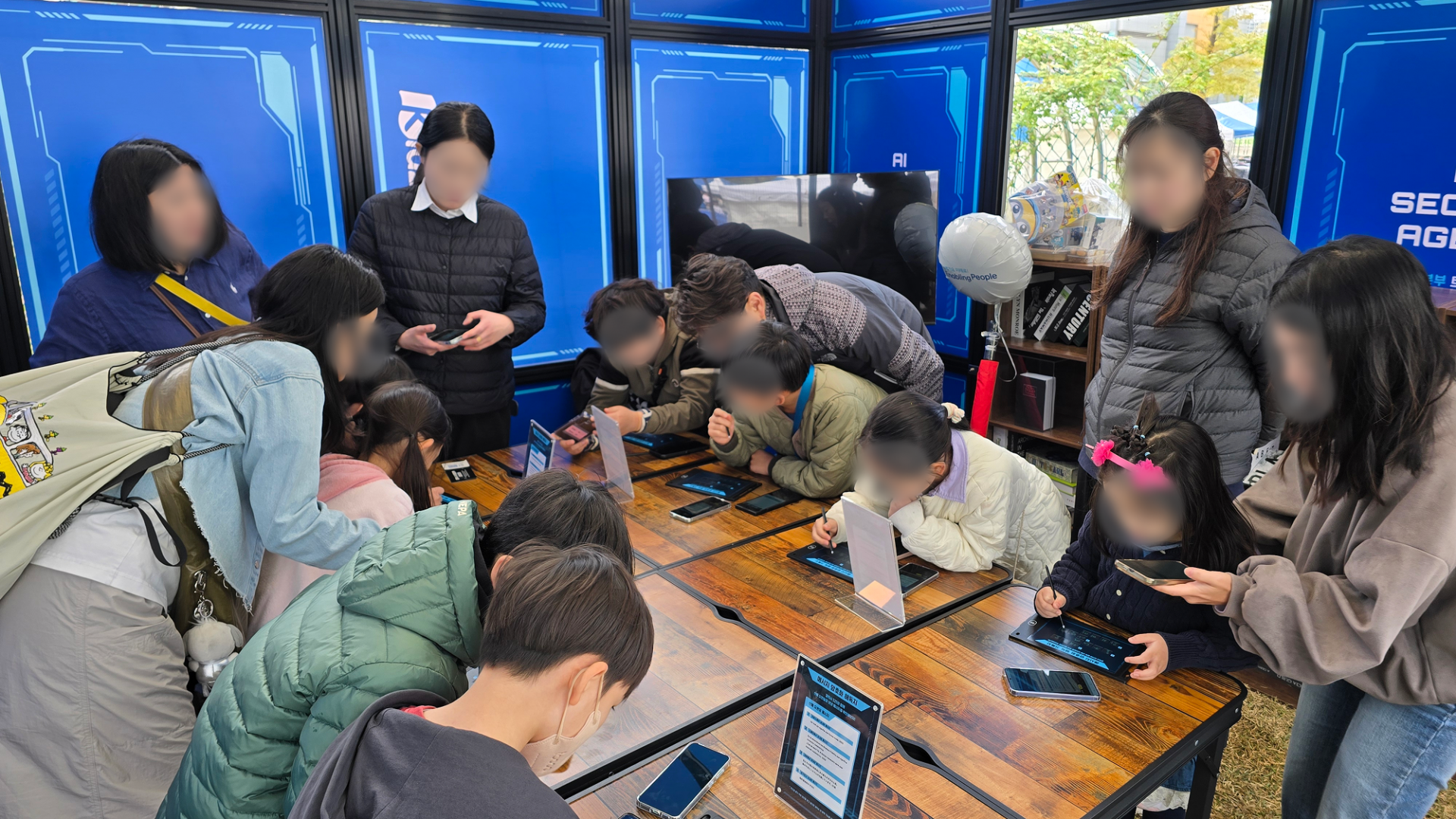 키자니아 부스에서 <고양이탐정 갤럭시 AI 비밀본부> 체험을 하는 사람들