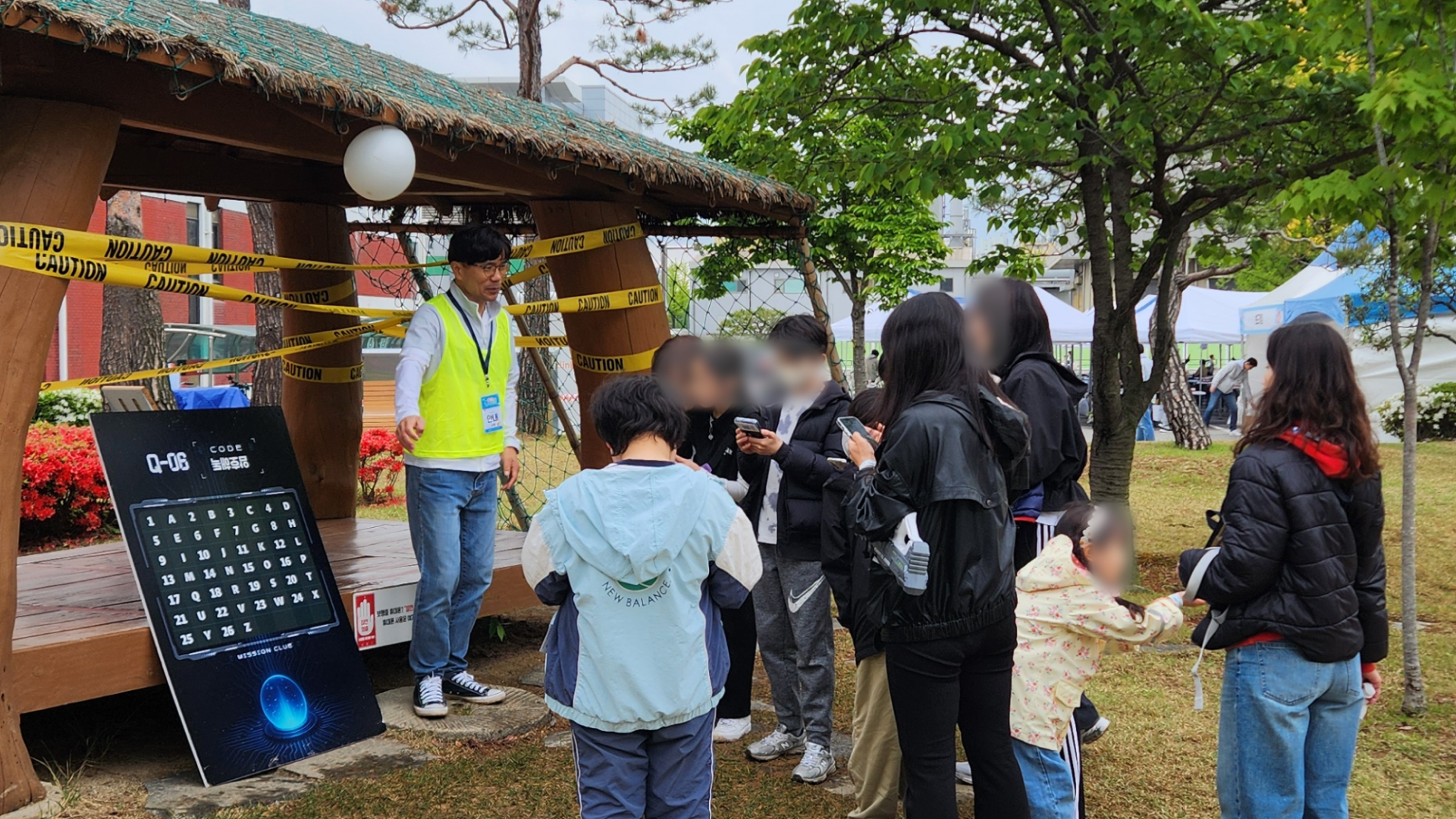 삼성전자x에픽로그 '고양이탐정 갤럭시 AI 비밀본부> 게임을 즐기는 여러 사람들
