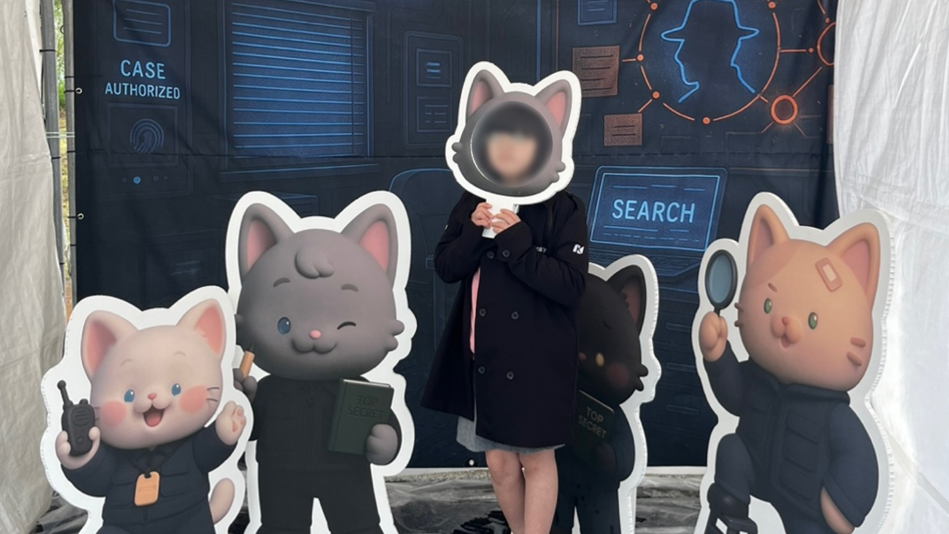 고양이탐정과 함께 인증사진 찍는 여자아이