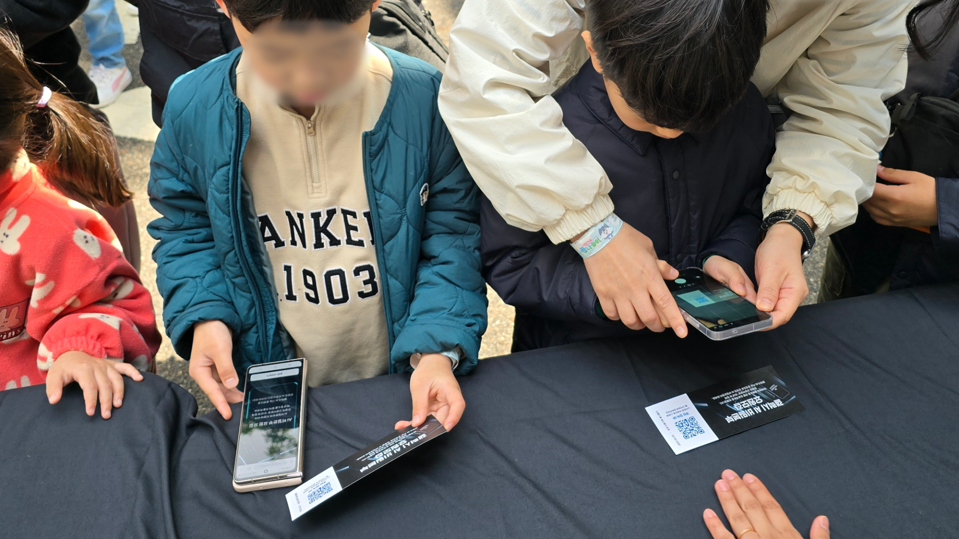 삼성전자x에픽로그 '고양이탐정 갤럭시 AI 비밀본부> 게임을 시작하고 있다