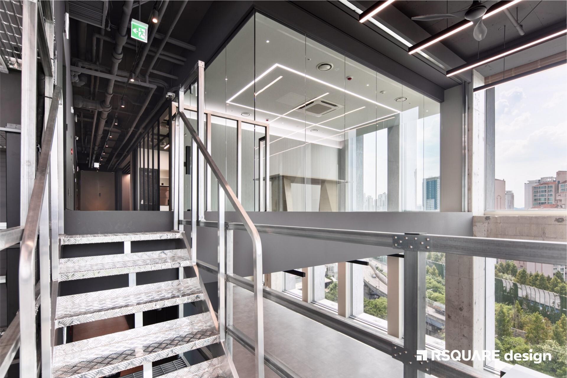 알스퀘어디자인_헬리녹스_오피스 인테리어_계단
