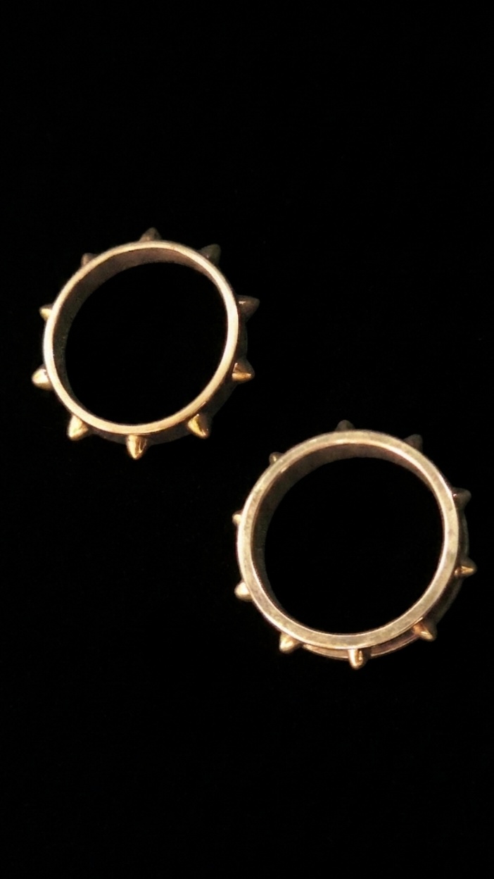 stud gold ring