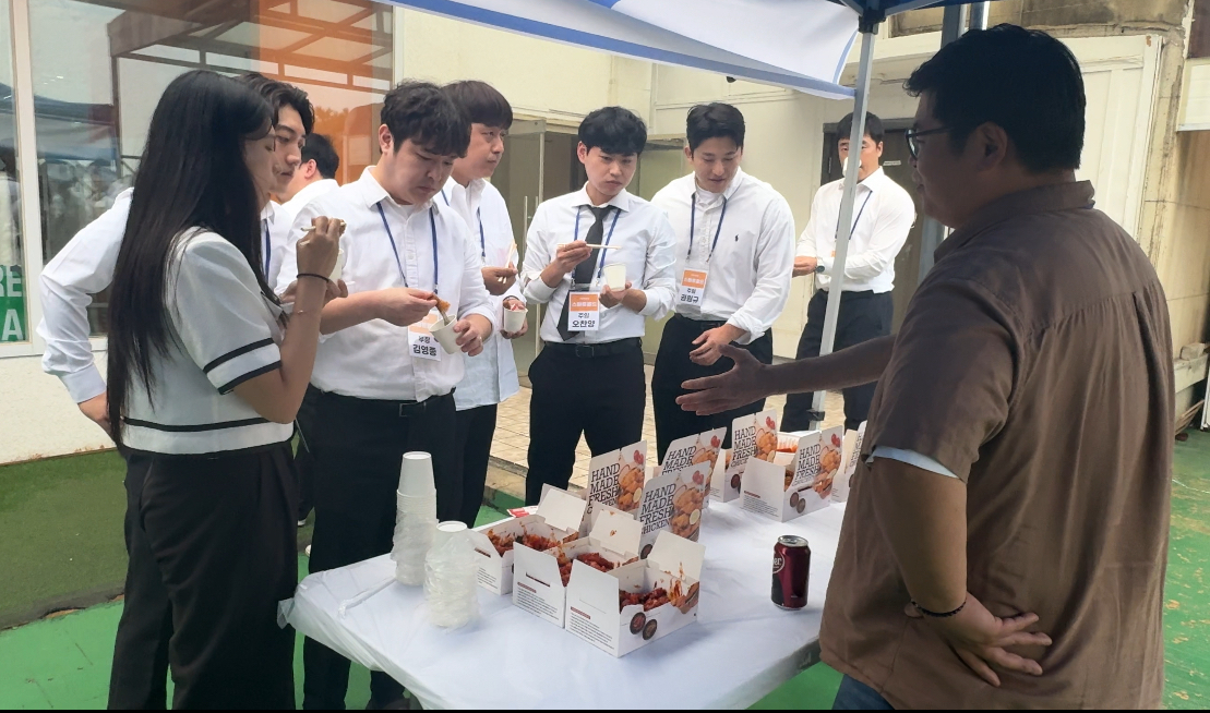 샵인샵 시식회에 참여한 배달의민족 광고 파트너 스마트월드의 임직원