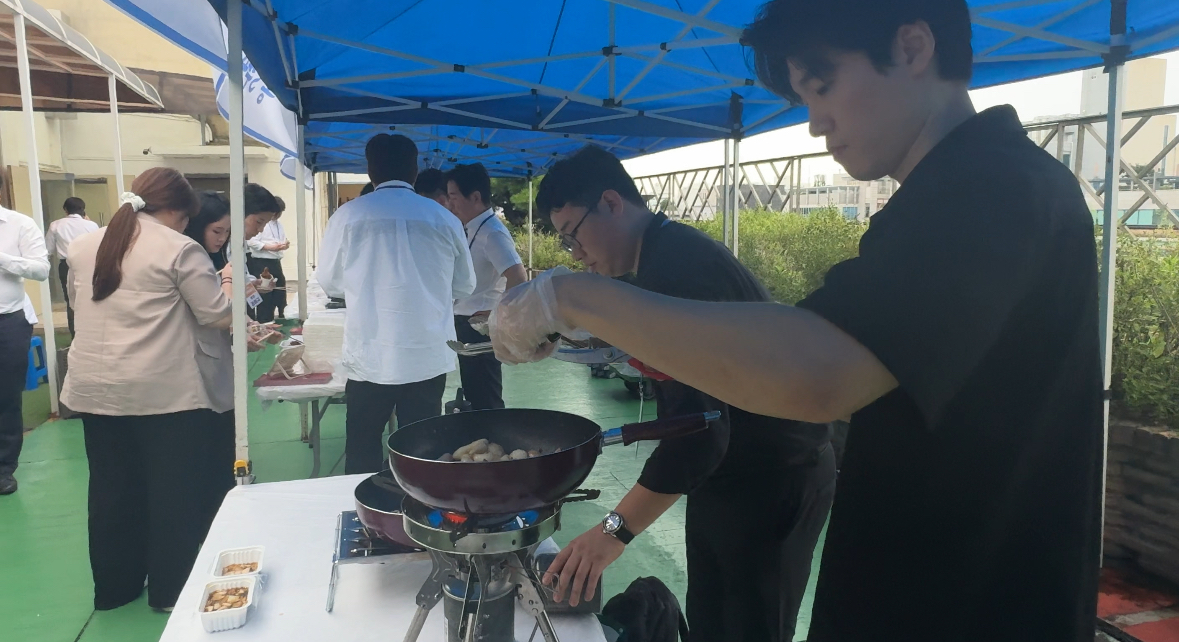 샵인샵 창업 프로젝트S 발족식의 시식회 장면