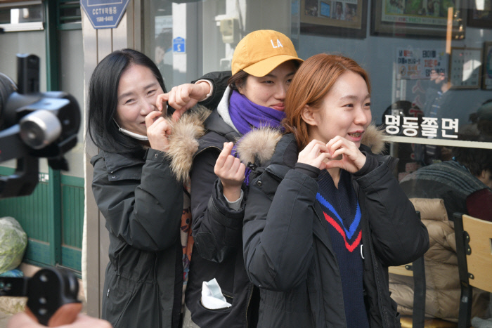 멘토와 멘티가 함께 경주 시내를 관광하며 창업 아이템을 찾고 있다.