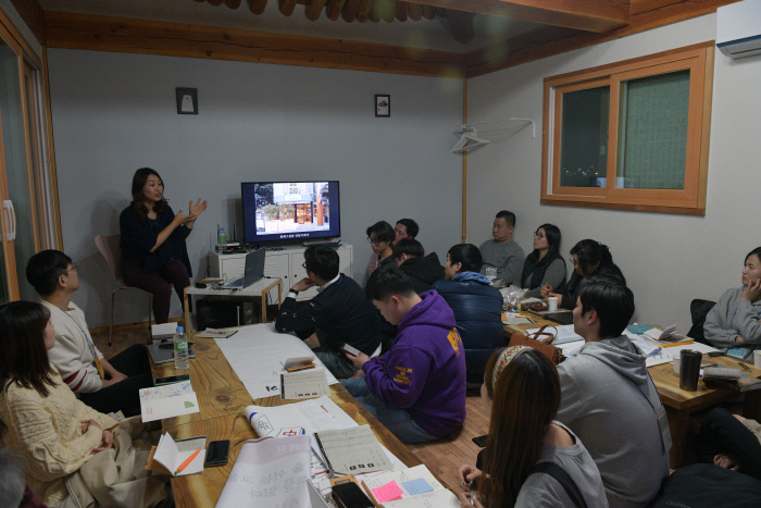 인생장사학교 참가자들이 특강을 듣고 있다.