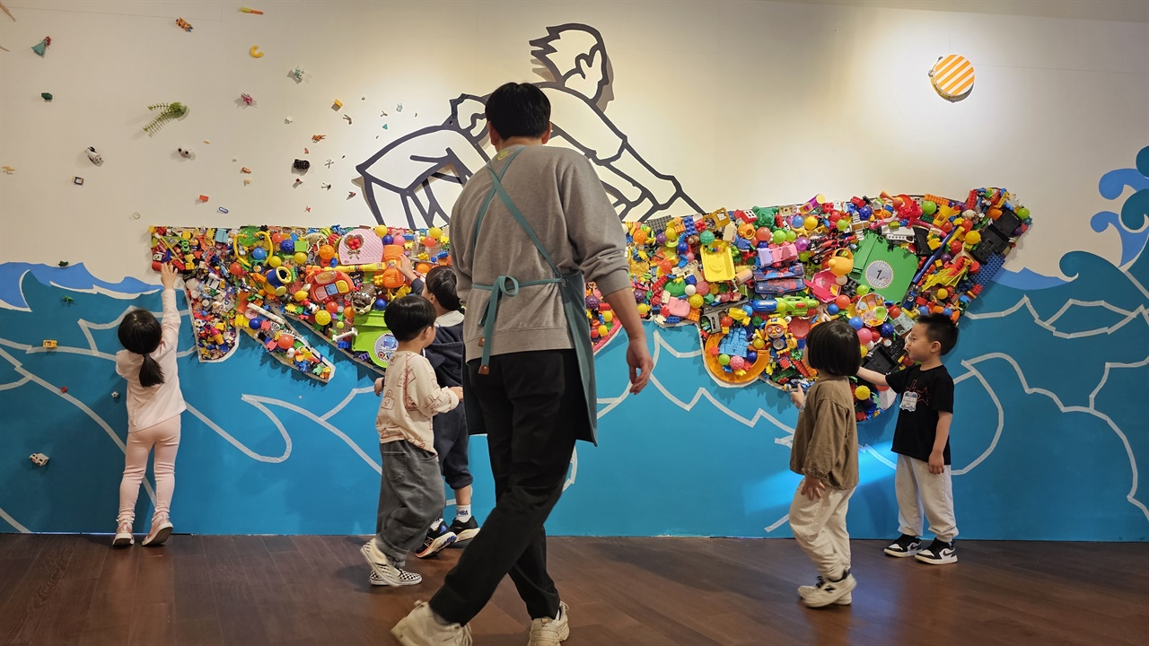 헬로 지구씨! 김용철 작가의 전시를 보고 있는 어린이들. 바다에 버려진 플라스틱 장남감은 재앙처럼 보인다. 하지만 아이들은 그 상황에서도 배를 몰고 새 길을 찾아나선다. 낙관적 희망과 상상력을 경험하는 곳이 어린이미술관이다.