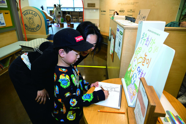 어린이날 특별 프로그램 ‘우주 최강 놀이대회’에 참가한 아이와 부모. 사진 C영상미디어