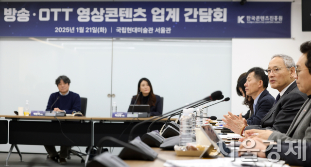 유인촌 문화체육관광부 장관이 21일 서울 종로구 국립현대미술관 서울관에서 열린 방송·OTT 영상콘텐츠 업계 간담회에서 모두 발언을 하고 있다. 사진 제공=문체부  출처 : https://www.sedaily.com/NewsView/2GNSIKZL2V/GH0212