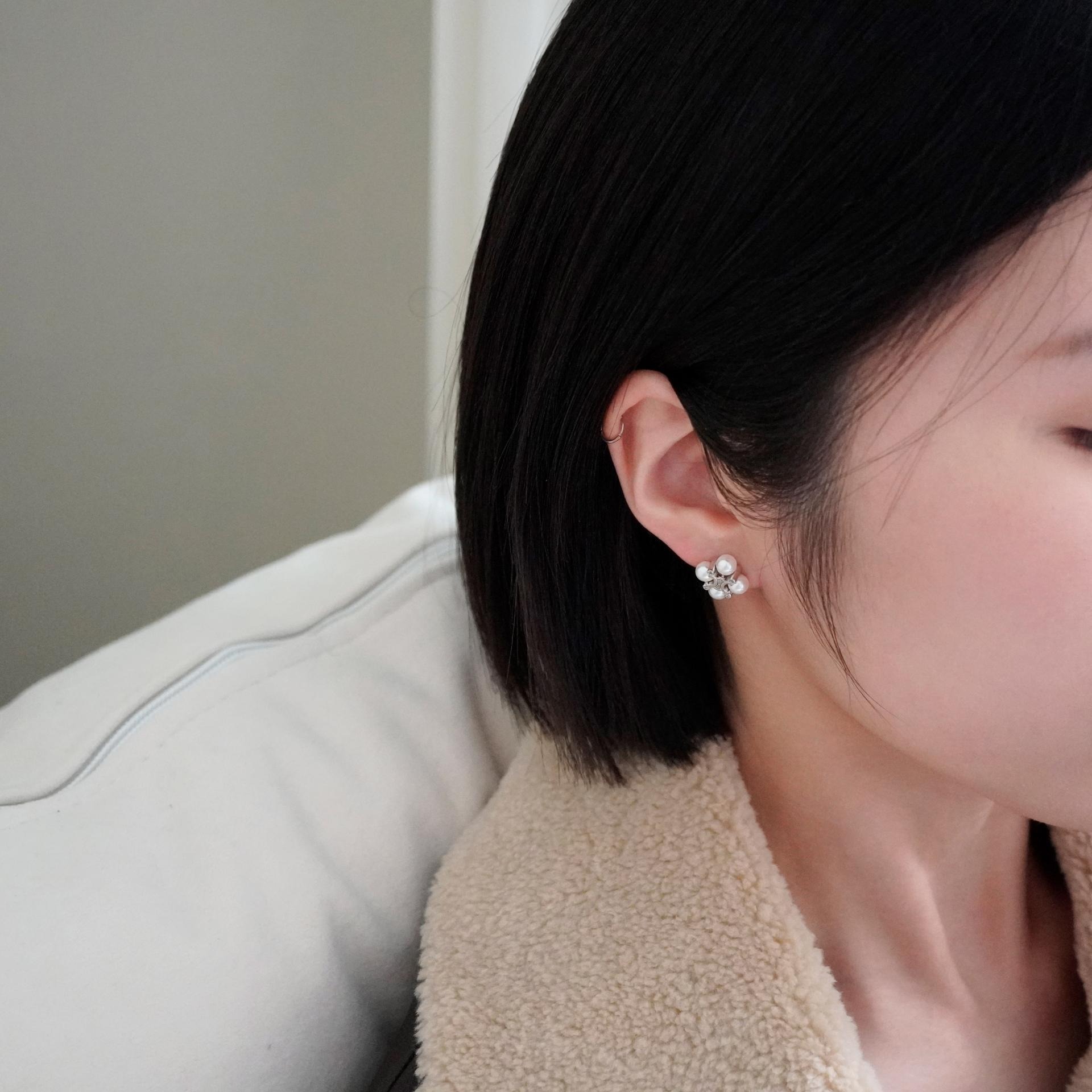 실버925 CEL 볼륨 미니진주 사각 트.페 귀걸이 SEF380
