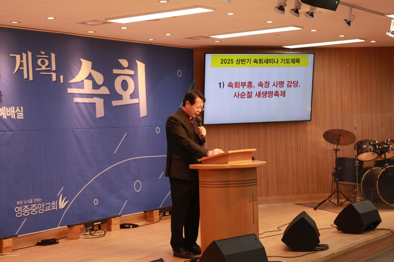 기도하는 황규진 감독