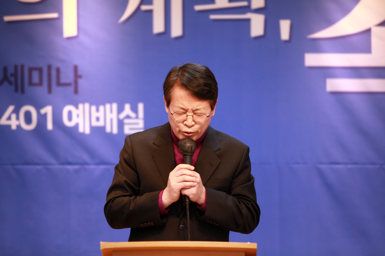 ​기도하고 있는 황규진 감독​